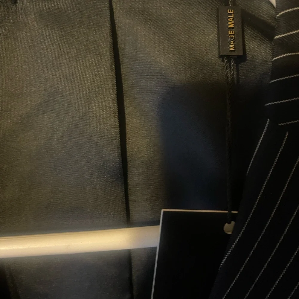 N/A black striped